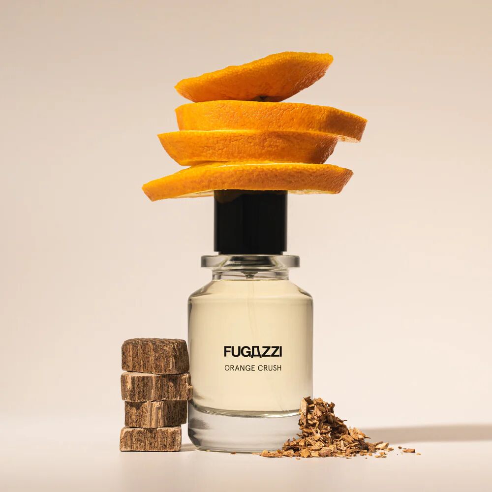 Fugazzi香水品牌于2025年推出了全新版本的Orange Crush Extrait de Parfum（XDP），这是其2022年发布的同名Eau de Parfum（EDP）的加强版。